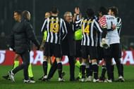 TURIN, ITALY - FEBRUARY 13:  Juventus FC players celebrate victory at the end of the Serie A match between Juventus FC and FC Internazionale Milano at Olimpico Stadium on February 13, 2011 in Turin, Italy.  (Photo by Valerio Pennicino/Getty Images)
